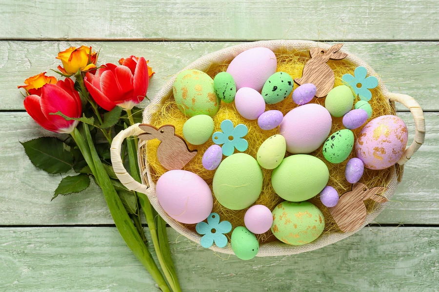 Panier avec des oeufs de Pâques
