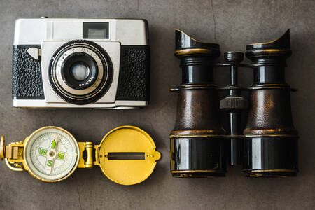 Fotoaparat, kompas i dalekozor