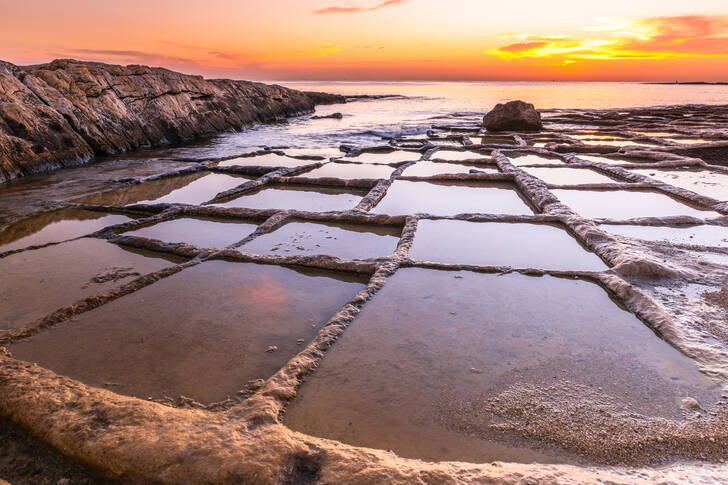 Banhos de sal na praia de Marsaskala
