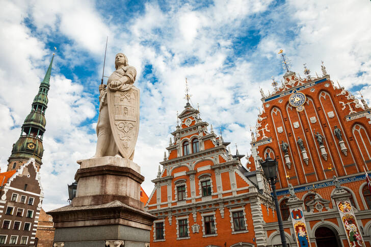 Casa dos Cabeças Negras e estátua de Rolando