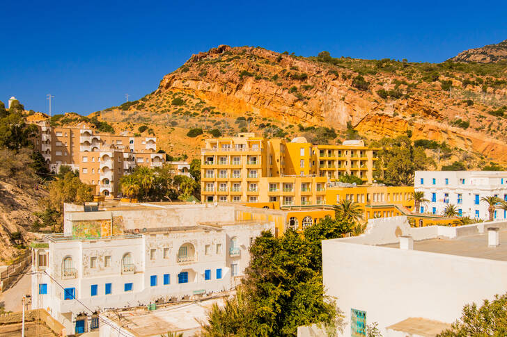 Ville tunisienne dans les montagnes