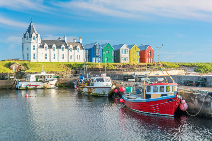 Casas coloridas no condado de Caithness