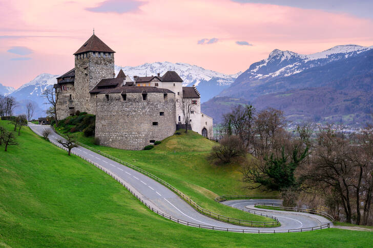 Pohľad na hrad Vaduz pri západe slnka