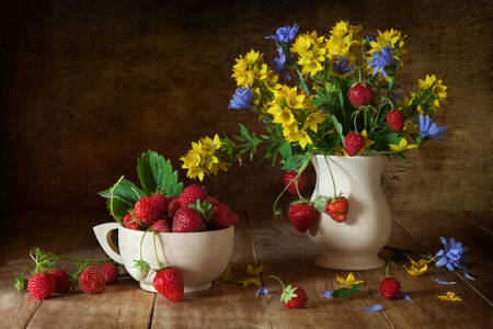 Erdbeeren und Blumen auf dem Tisch