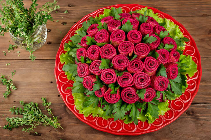 Beetroot pancake rolls