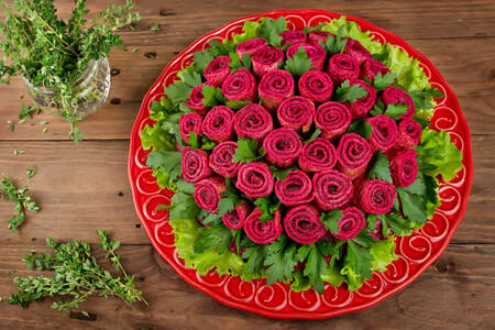 Рулеты из свекольных блинов