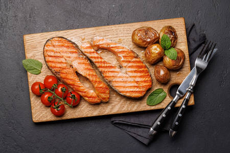 Prženi odresci lososa sa krompirom