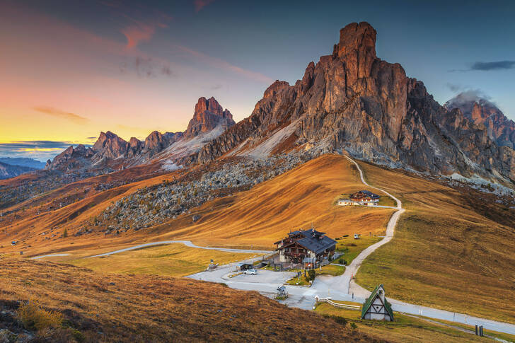 Daggry over et pas i Dolomitterne