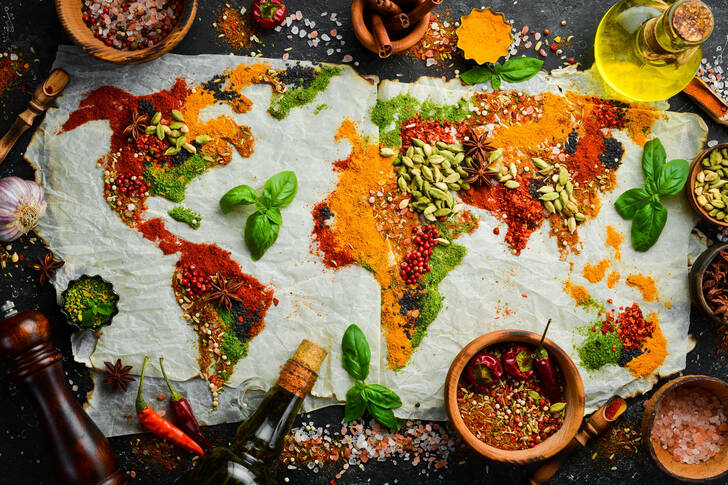 Mapa světa vytvořená z různých koření a bylinek