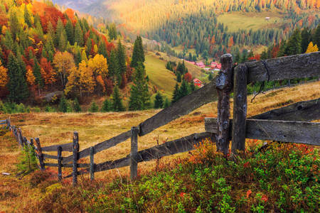 Jesenný pohľad v horách Rumunska