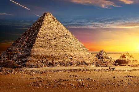 Ägyptische Pyramiden bei Sonnenuntergang