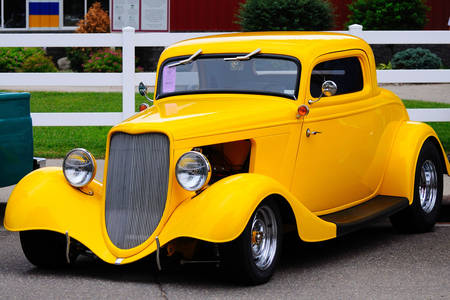 Sarı eski model araba