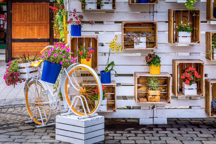 Велосипедна и дървена стойка с цветя