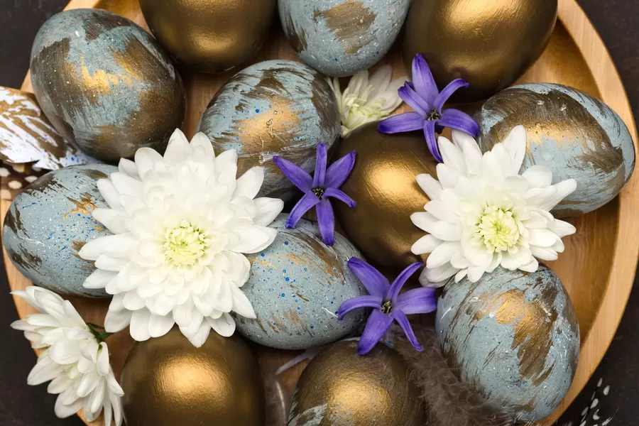 Oeufs de Pâques avec de l'or