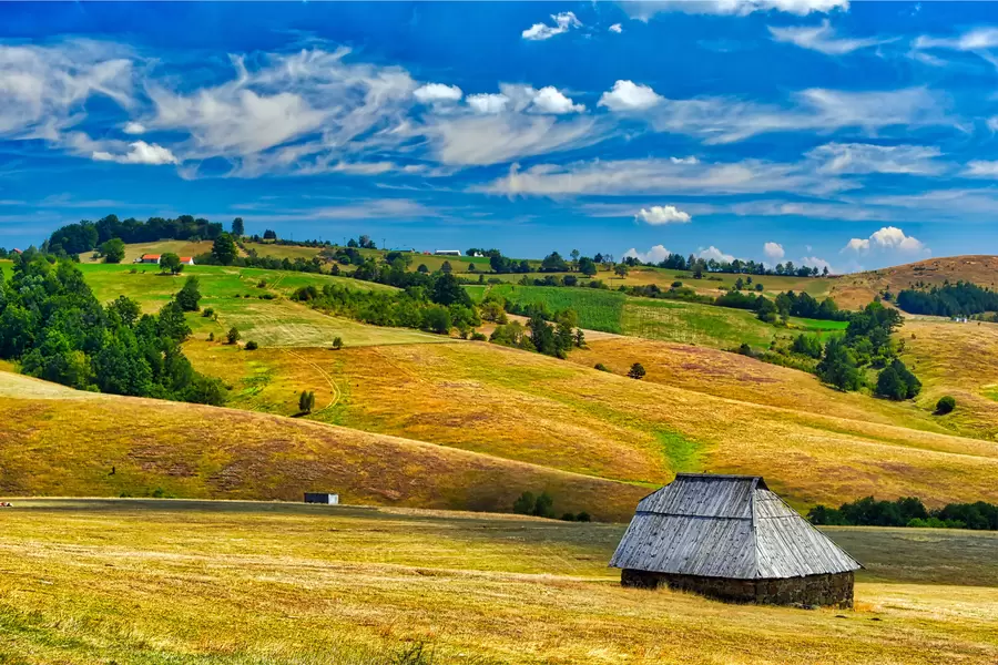 Seoska kuća u polju