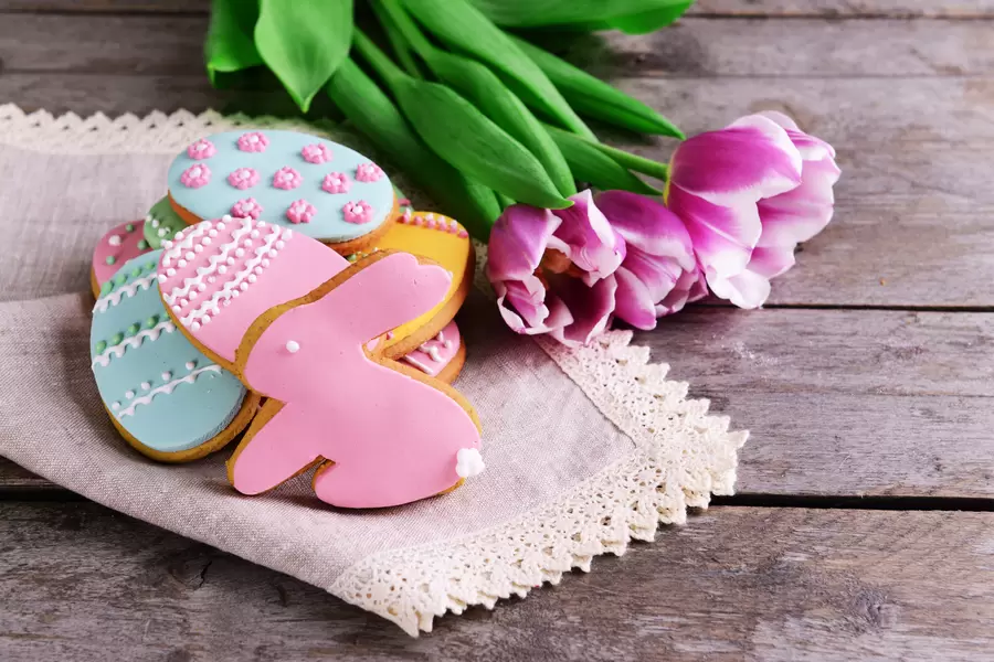 De peperkoek van Pasen op een linnenservet