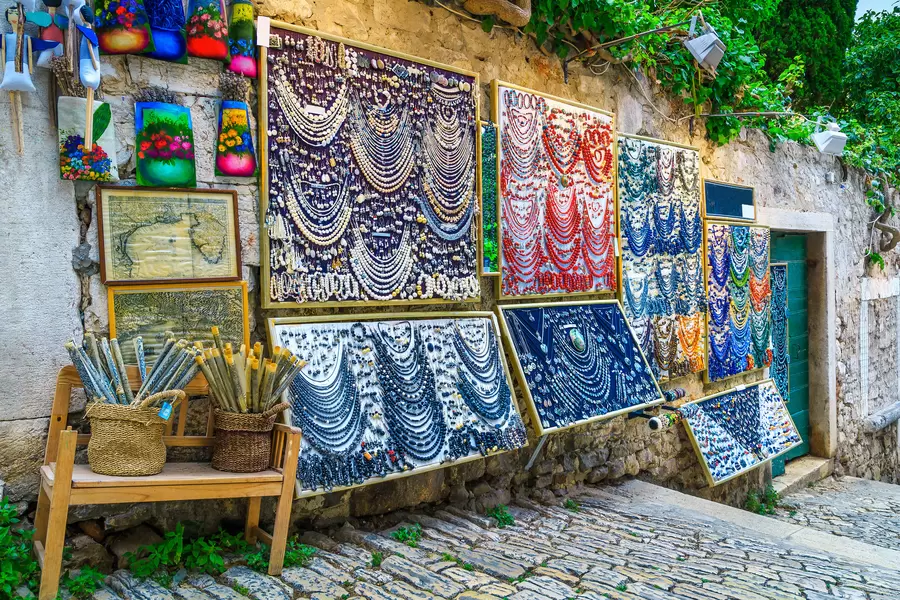 Souvenirmarkt op straat in Rovinj