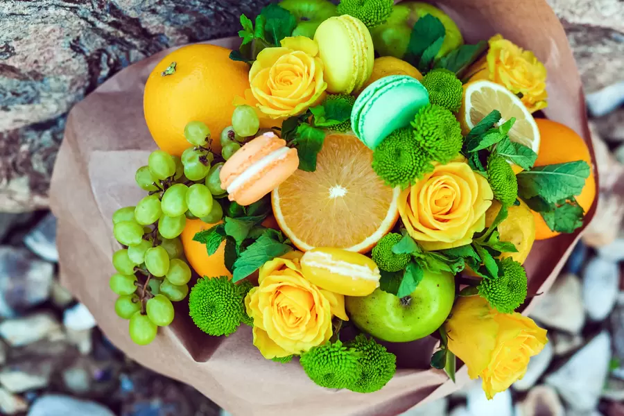 Karangan buah, bunga, dan macaron