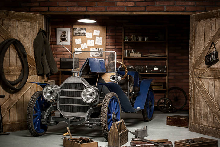 Voiture rétro dans le garage