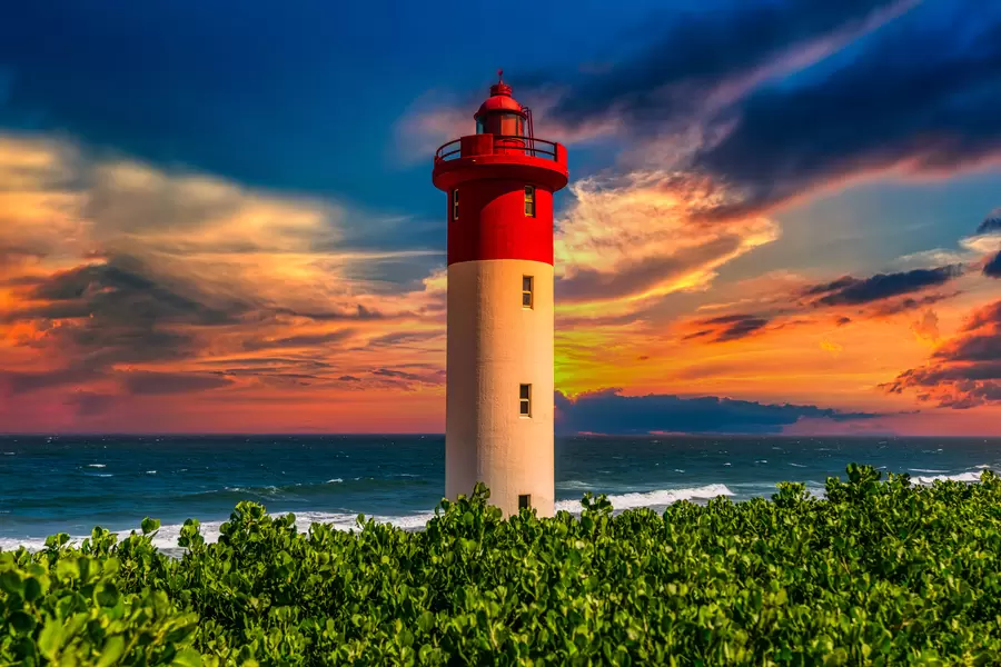 Mercusuar di Batu Umhlanga saat matahari terbenam