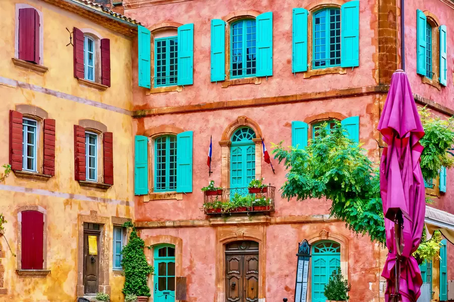 Kleurrijke gevels in Roussillon