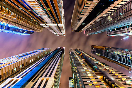 Felhőkarcolók Dubaiban éjszaka