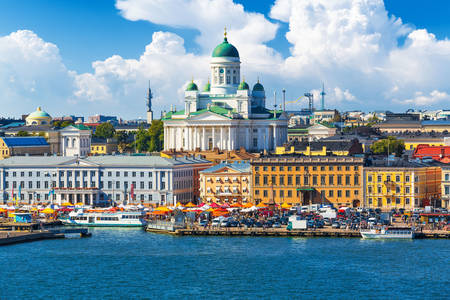 Pohľad na nábrežie a katedrálu v Helsinkách