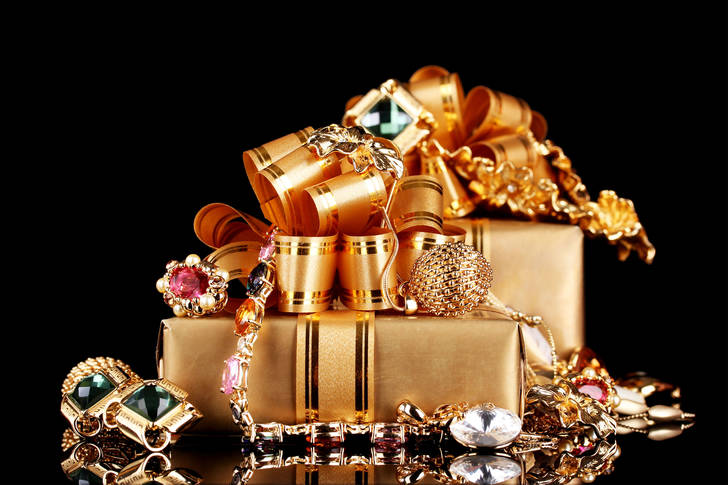 Altın takılar ve hediyeler