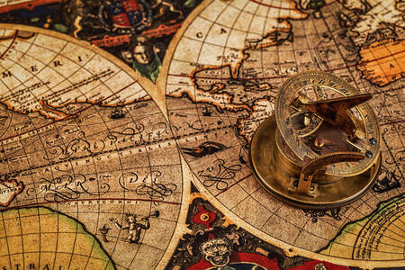 Старый компас на карте древнего мира