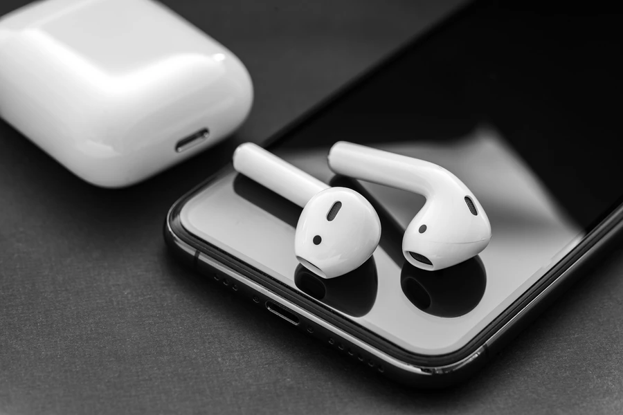 Беспроводные наушники и смартфон