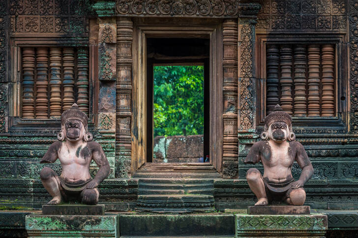 Sculptures au temple de Banteay Srei