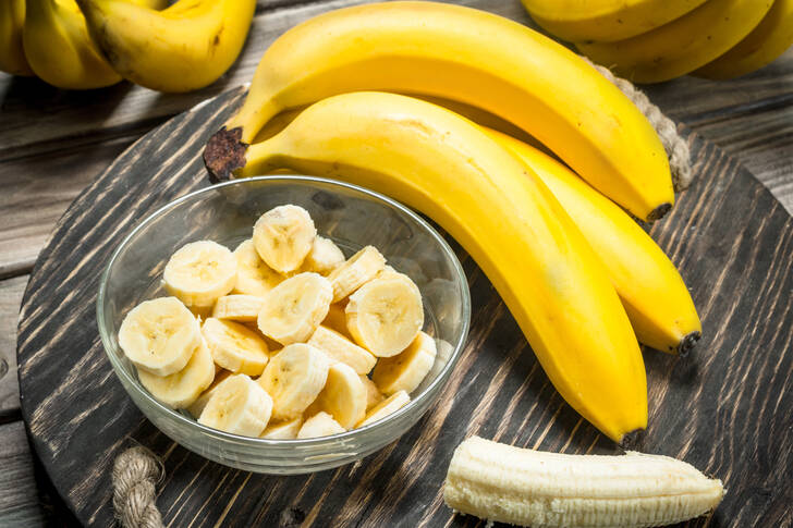 Plátanos en una tabla de madera