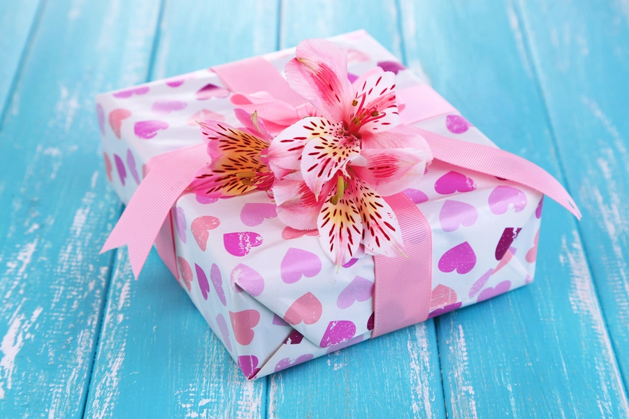 Cadeau met strik en bloem