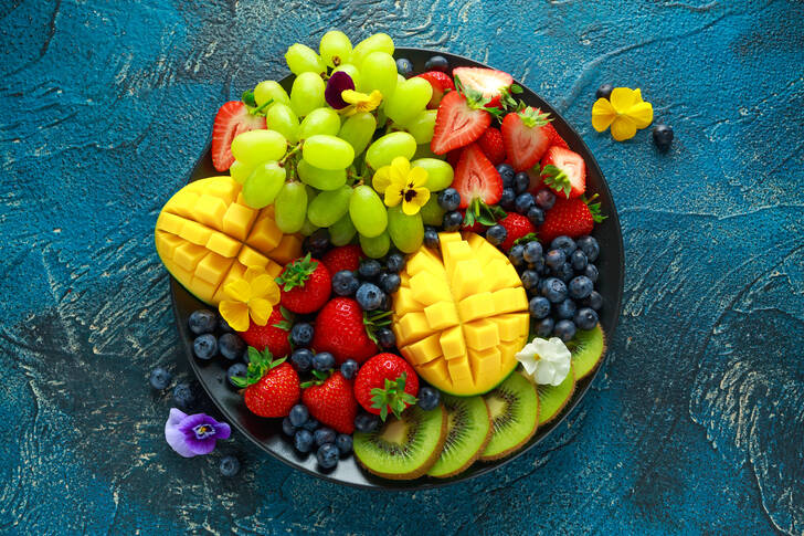 Meyve ve çilek bir tabakta