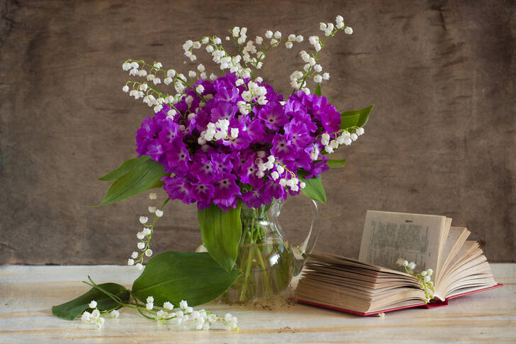 Bouquet et livre sur la table