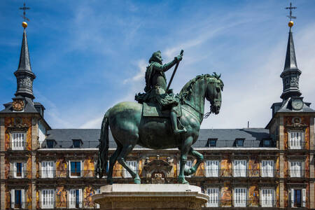Statua Filipa III na Plaza Maior