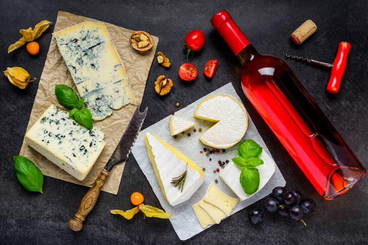 Вино и сирене