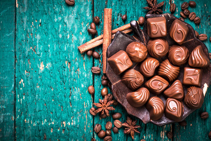 Шоколадови бонбони на дървен фон