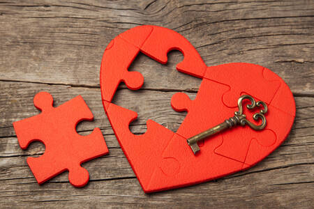 Piros szív puzzle és kulcs