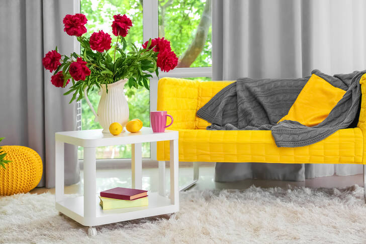 Interior moderno com sofá amarelo