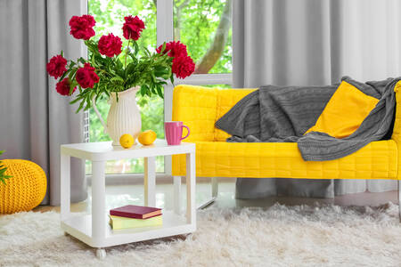 Современный интерьер с желтым диваном