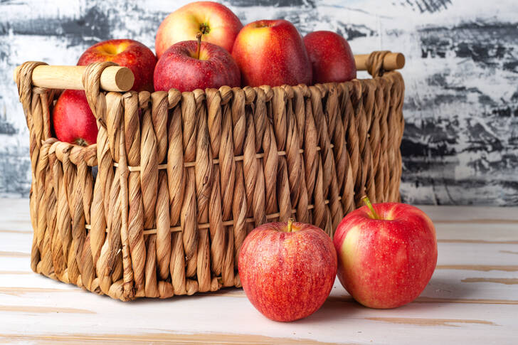 Червени ябълки в кошница