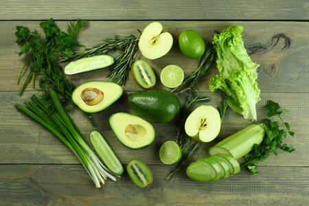 Зеленые овощи и фрукты на столе