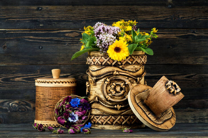 Fleurs médicinales dans un récipient en bois