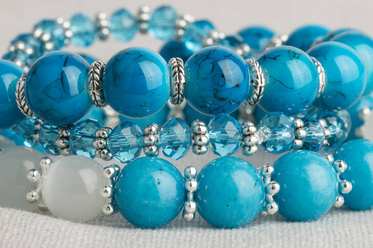 Armbänder mit blauen Steinen