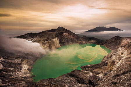 イジェン火山のクレーター湖