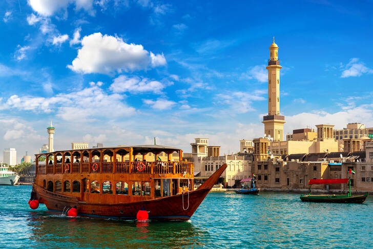 Traditionell arabisk dhow i Dubai