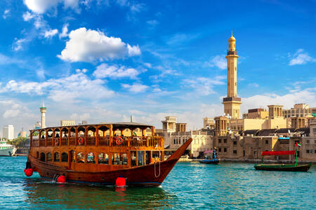 Dhow arabe traditionnel à Dubaï