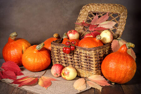 Calabazas y manzanas en una cesta