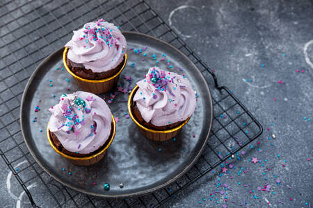 Cupcakes med grädde på en tallrik
